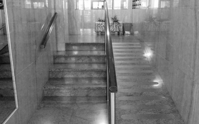 Adecuación de portal y servicios comunes en edificio de viviendas en la calle Asturias de Gijón