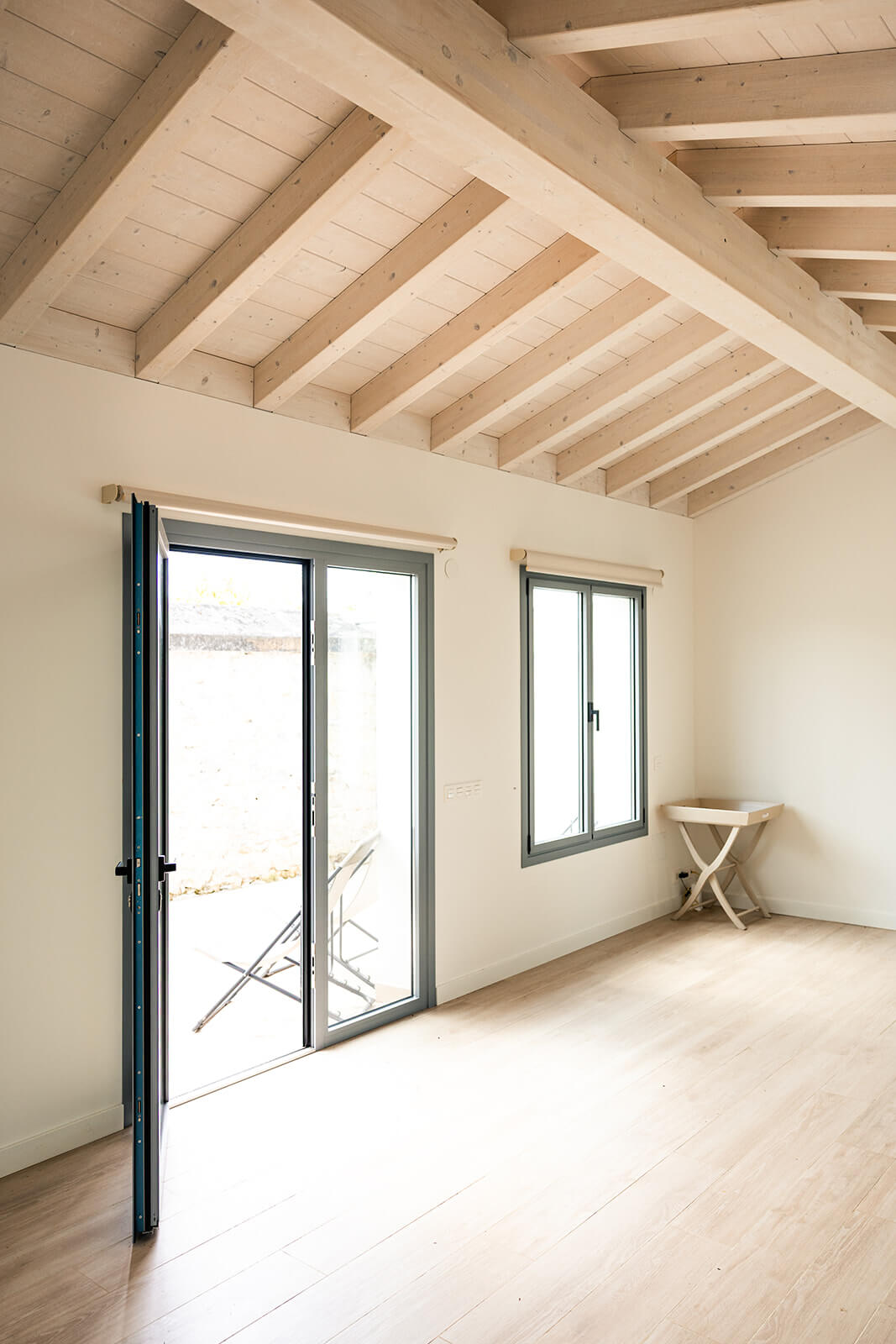 Interior del antiguo taller de escultura de Cristina Carreño rehabilitado y convertido a edificio sociocultural por Dolmen Arquitectos