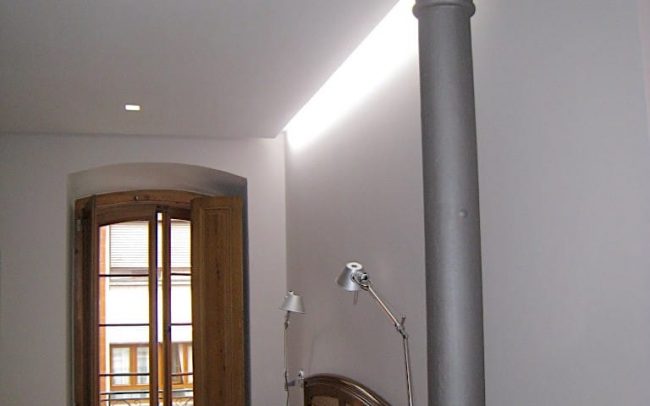 Columna en el salon de un piso reformado en Gijon