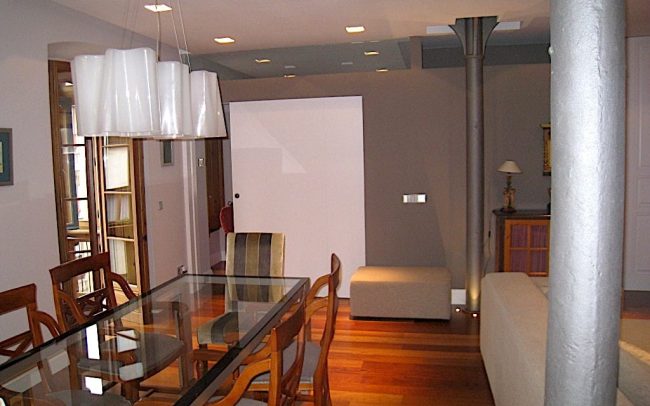 Columna en el salon de un piso reformado en Gijon