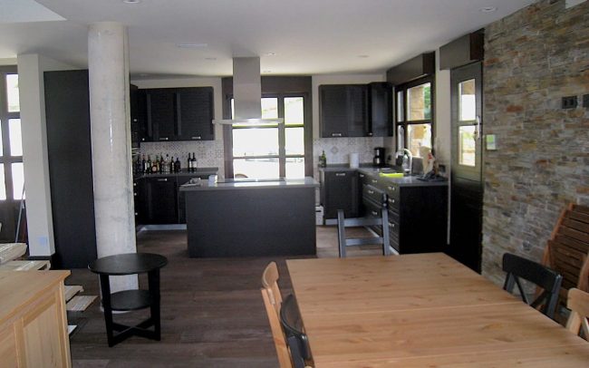 Comedor y cocina vivienda unifamiliar Villaviciosa Asturias