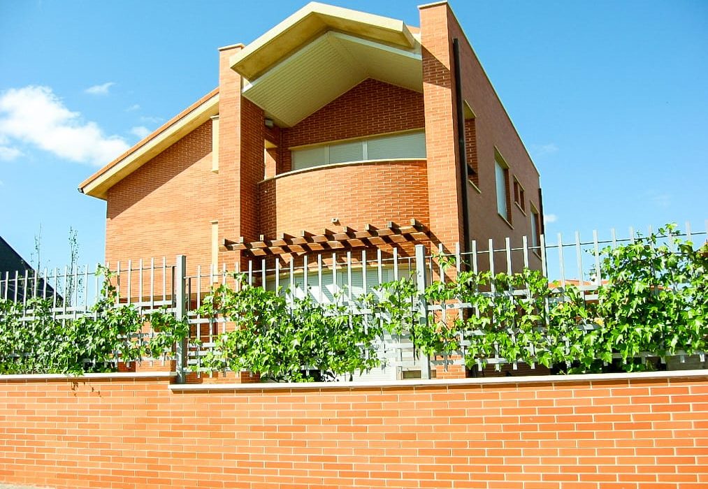 Construcción de chalé en San Isidro Zamora por arquitectos Dolmen