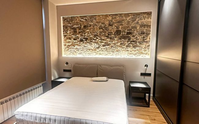 Dormitorio vivienda accesible VUT en Gijón, por Dolmen Arquitectos