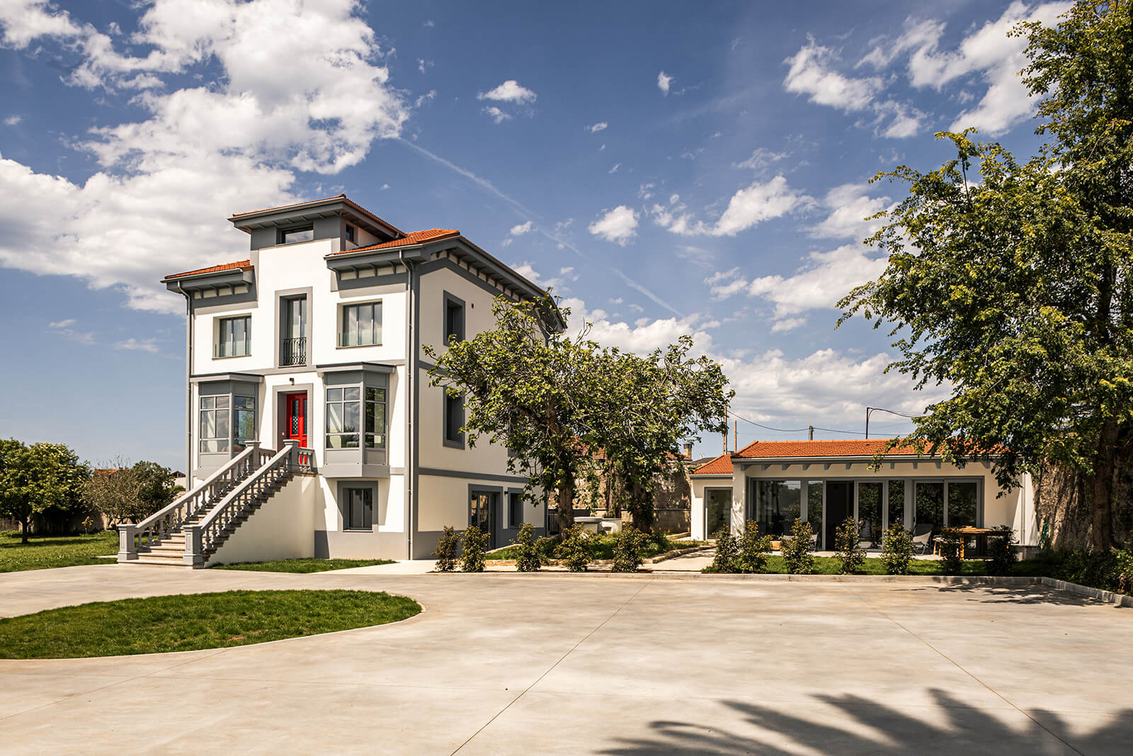 Edificio principal y anexos de Villa Delfina rehabilitados por Dolmen Arquitectos, en Gijón, Asturias