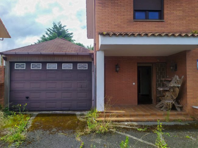 Entrada y garaje vivienda unifamiliar sin reformar en Gijon