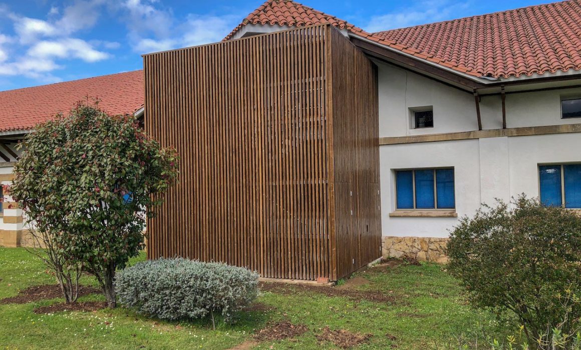 Escalera exterior de emergencia en edificio docente de Gijón obra de Dolmen Arquitectos