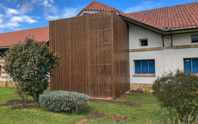 Escalera exterior de emergencia en edificio docente de Gijón obra de Dolmen Arquitectos