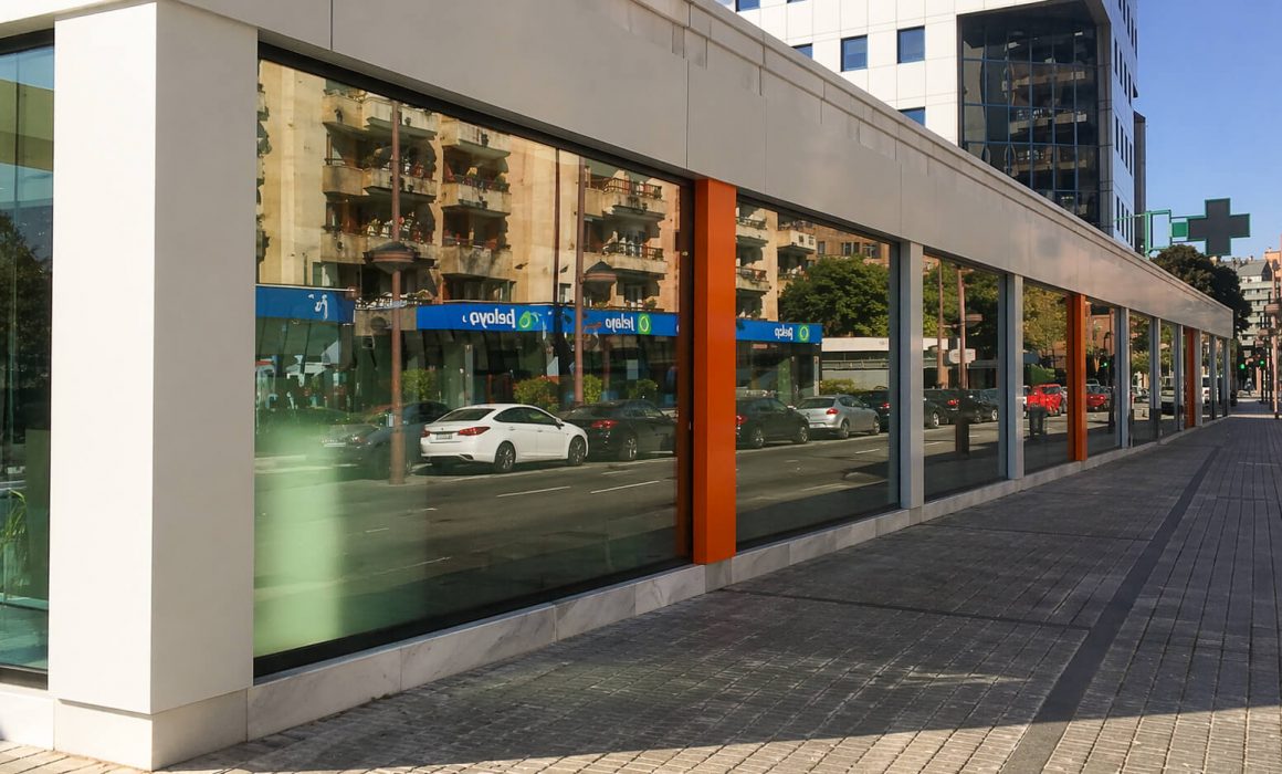 Escaparates exterior reforma de local para oficinas en Gijón Viesques un proyecto de Dolmen Arquitectos