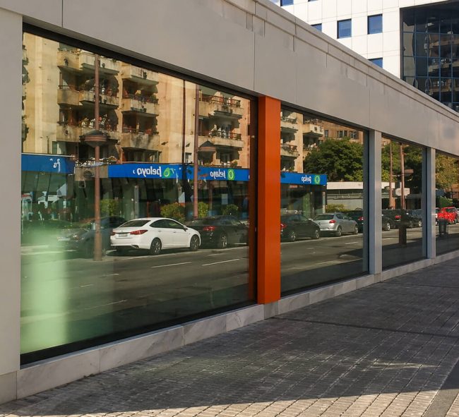 Escaparates exterior reforma de local para oficinas en Gijón Viesques un proyecto de Dolmen Arquitectos