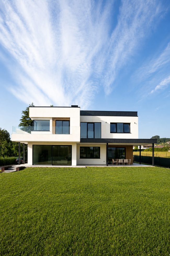 Fachada trasera vivienda unifamiliar en Camino Jazmines, Gijón. Dolmen Arquitectos