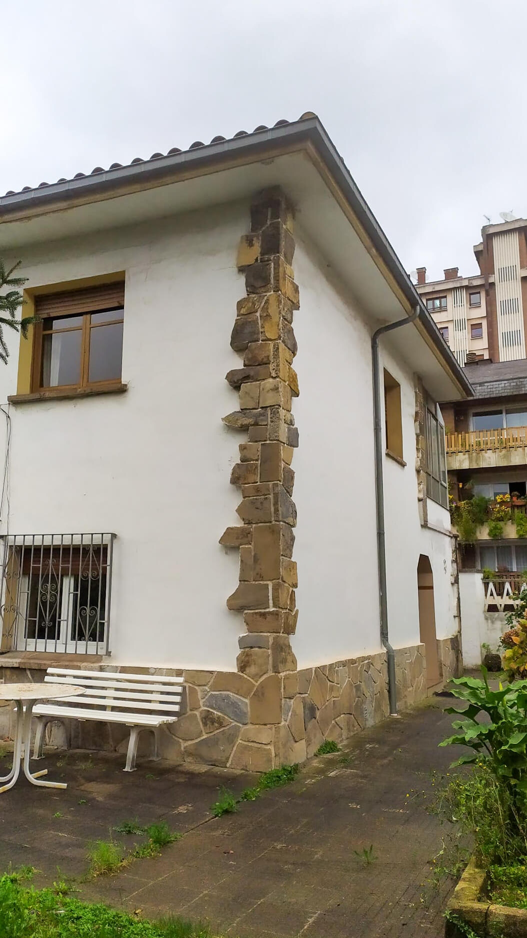 Fachada de vivienda unifamiliar para reformar en Gijón - Dolmen Arquitectos