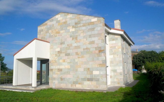 Fachada lateral de chale en Villaviciosa Asturias