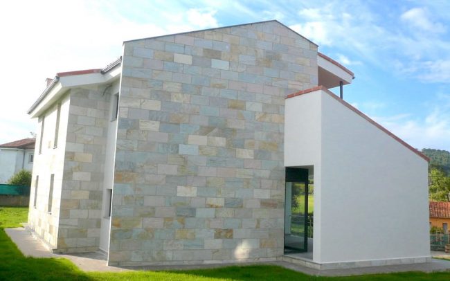 Fachada lateral de vivienda unifamiliar en Villaviciosa