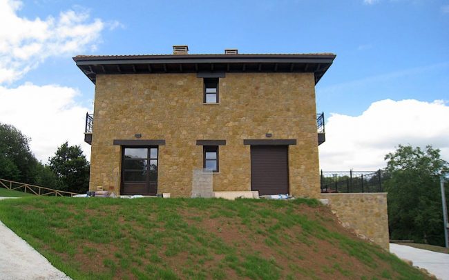 Fachada lateral vivienda unifamiliar Villaviciosa Asturias