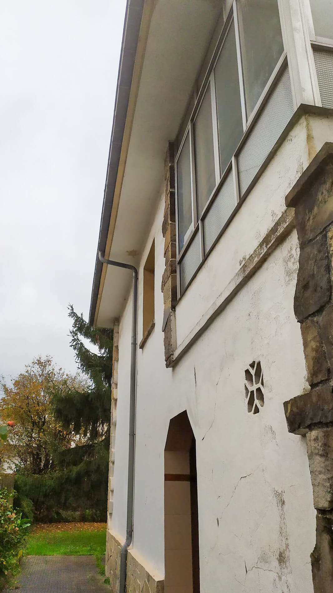 Fachada lateral y galería en vivienda a reformar en Gijón - Dolmen Arquitectos