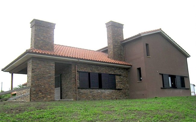Fachada trasera de chale de nueva planta en Gijon