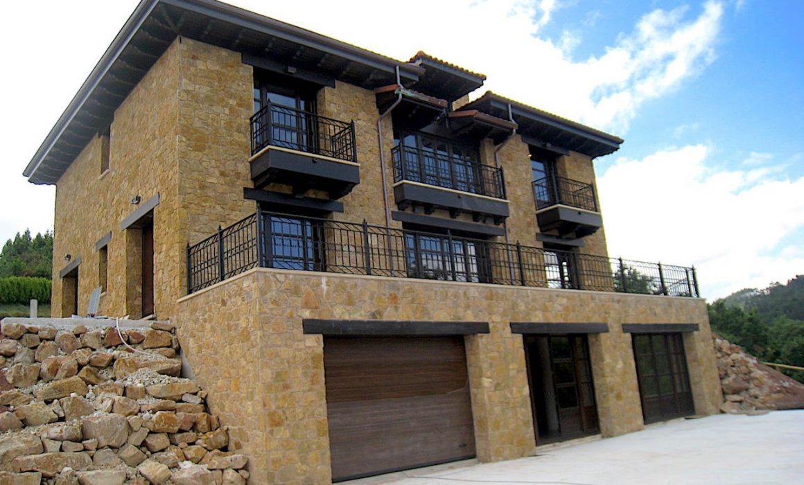 Fachada y garaje vivienda unifamiliar Villaviciosa Asturias