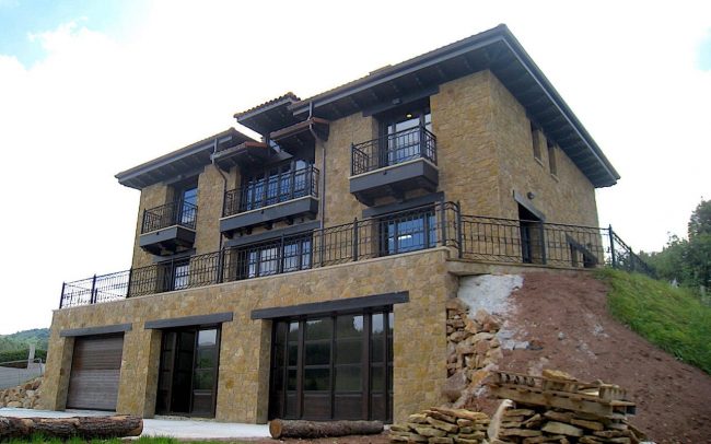 Garaje y fachada de vivienda unifamiliar Villaviciosa Asturias