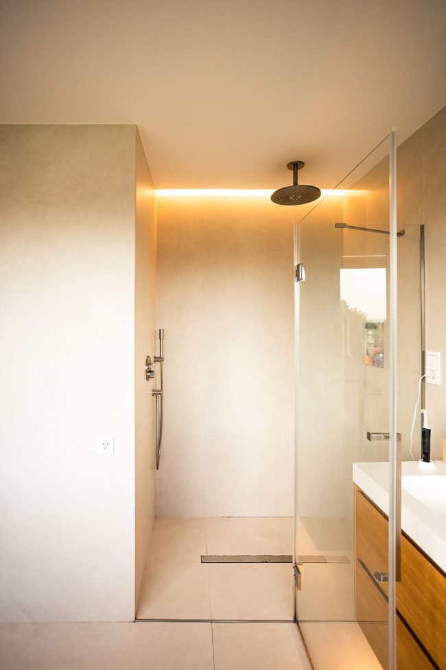 Iluminación baños ducha italiana moderna Dolmen Arquitectos