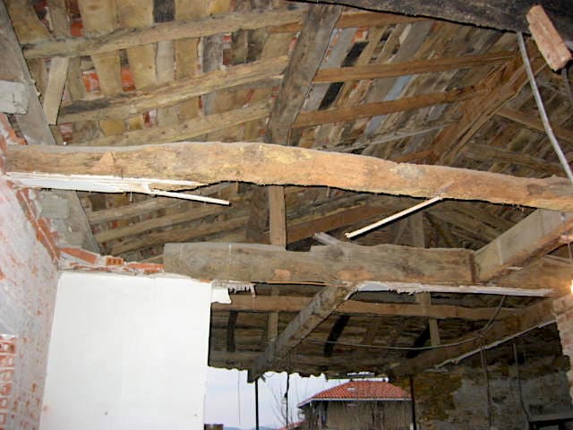 interior-sin-restaurar-de-vivienda-unifamiliar-en-el-pueblo-de-cudillero-asturias-para-restaurar
