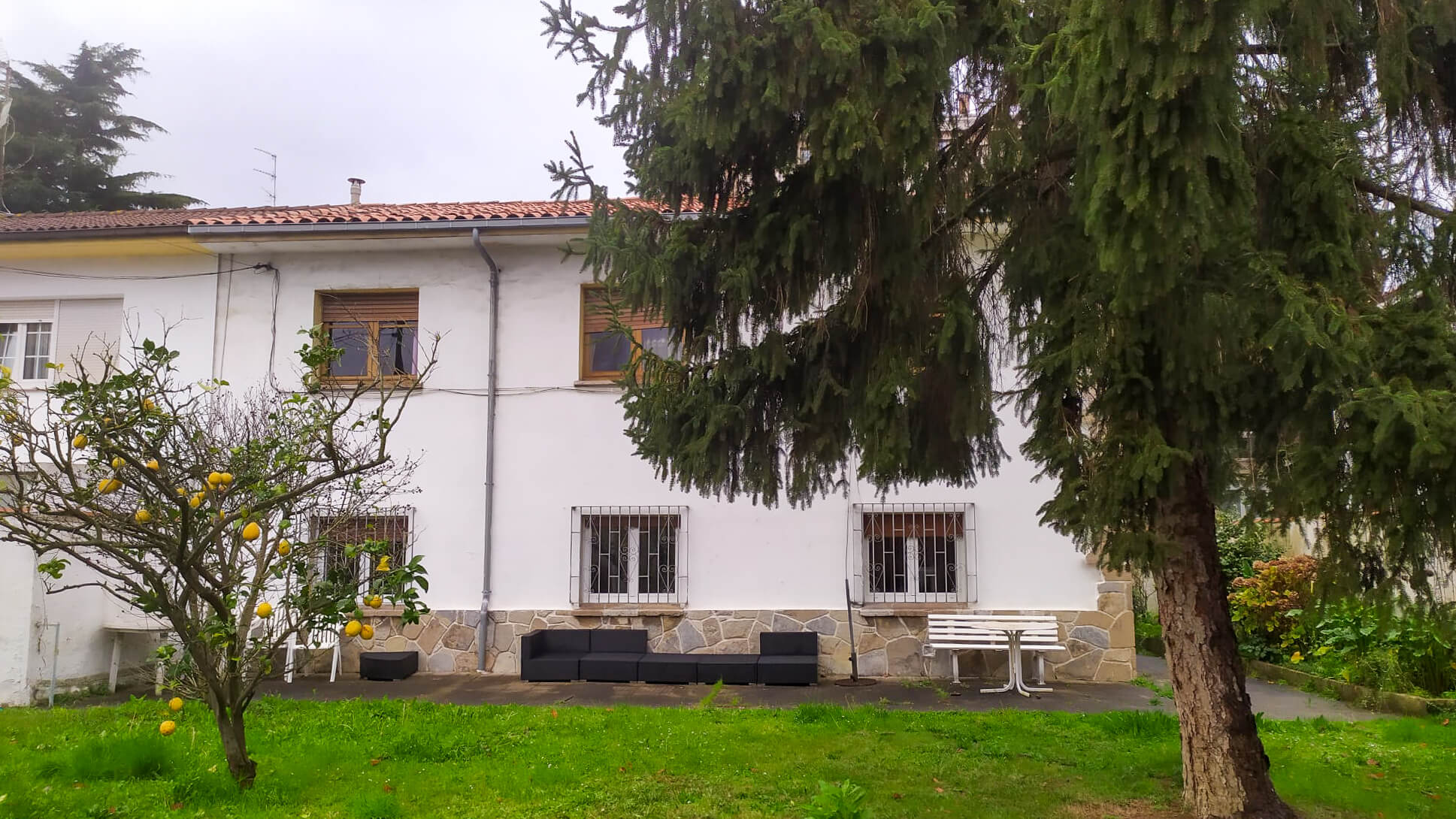 Jardín principal de vivienda unifamiliar para reformar en Gijón - Dolmen Arquitectos