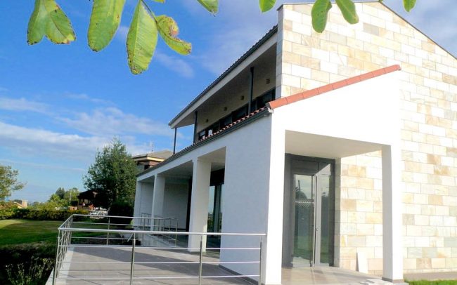 Lateral de vivienda unifamiliar de nueva planta en Villaviciosa