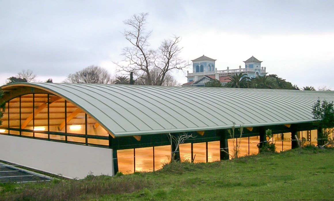 Pabellón polideportivo de Ribadedeva Asturias obra de Dolmen Arquitectos de Gijón