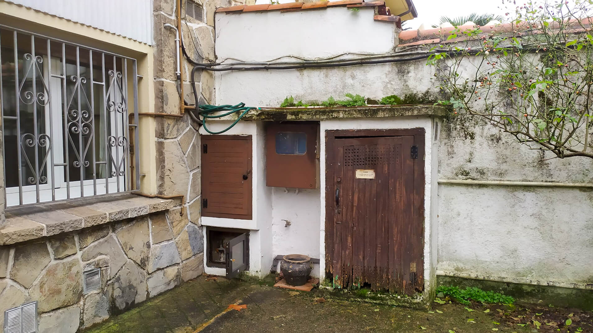 Patio de servicio en vivienda para reformar en Gijón - Dolmen Arquitectos