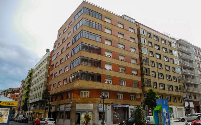 Reforma de fachadas en Oviedo calle Gloria Fuertes proyecto de Dolmen Arquitectos de Asturias