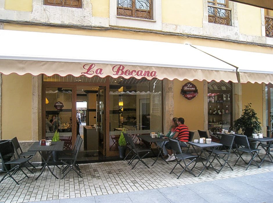 Reforma de local de vinatería La Bocana en Gijón fachada
