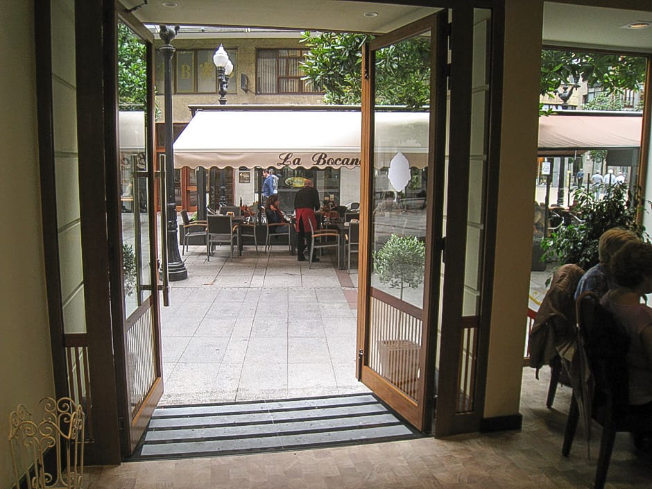 Reforma de local de vinatería La Bocana en Gijón salida a calle Corrida