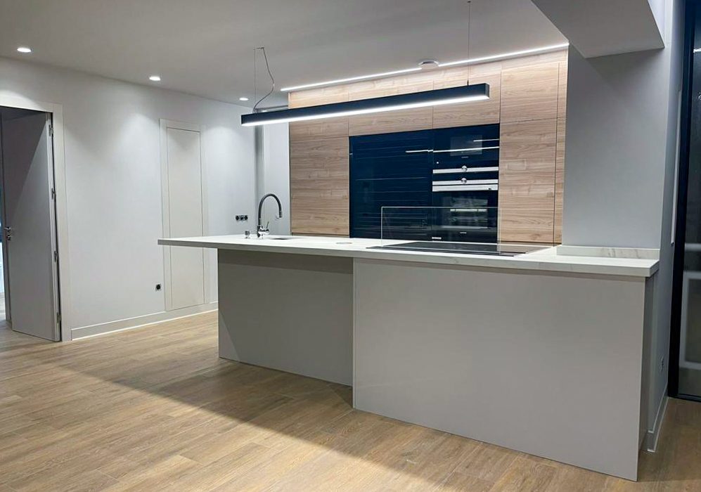 Cocina reformada piso de Gijón. Dolmen Arquitectos.