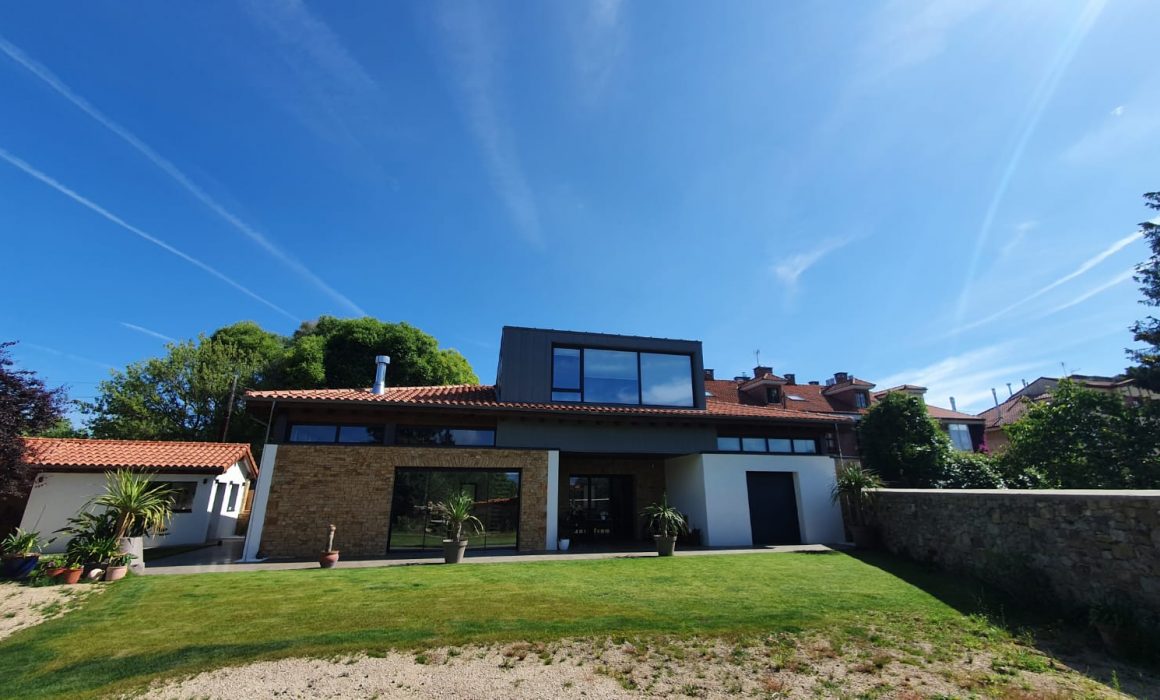 Fachada vivienda unifamiliar reformada en Somió