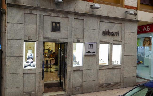 Reforma escaparate joyería calle Moros Gijón estado actual