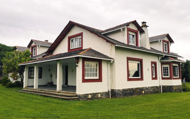 Reforma y ampliación de vivienda unifamiliar aislada en Ortiguera Dolmen Arquitectos