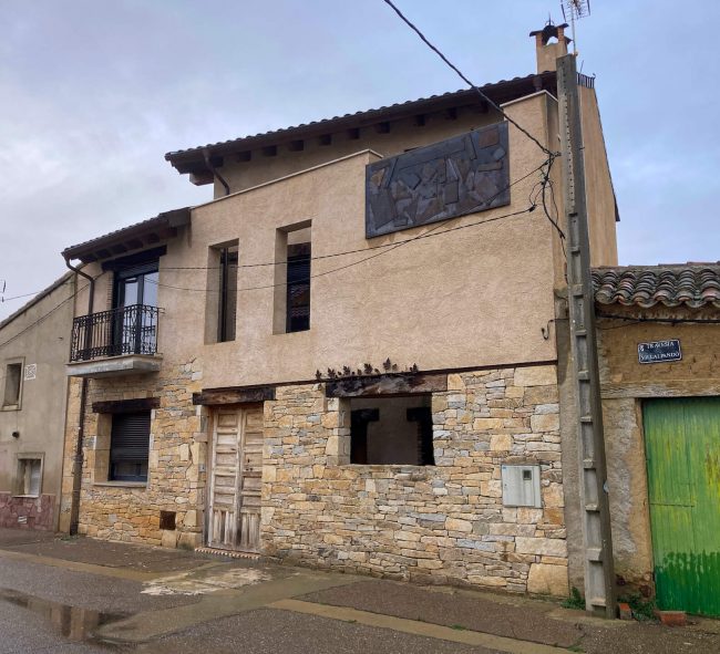 Rehabilitación de vivienda unifamiliar en Monfarracinos Zamora Dolmen Arquitectos fachada a calle