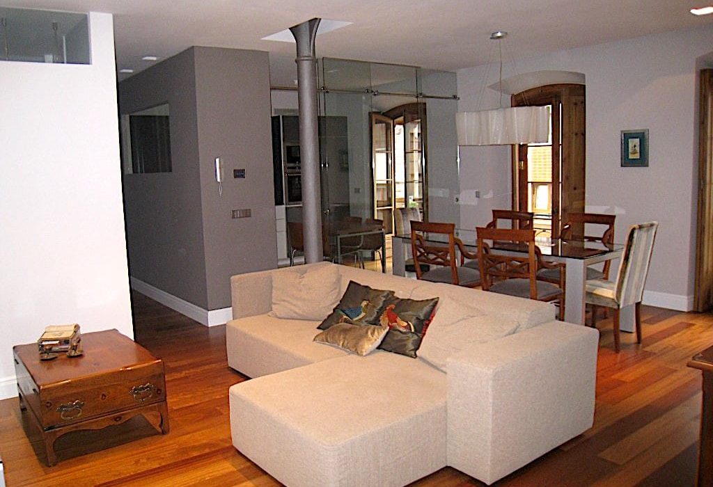 Salon comedor tras la reforma de un piso de Gijon