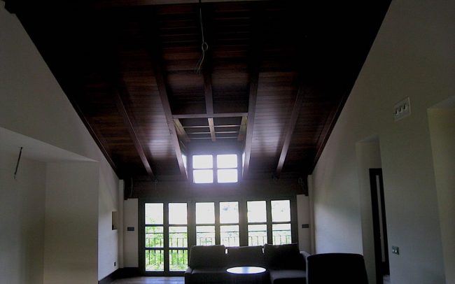 Salon con buhardilla vivienda unifamiliar Villaviciosa Asturias