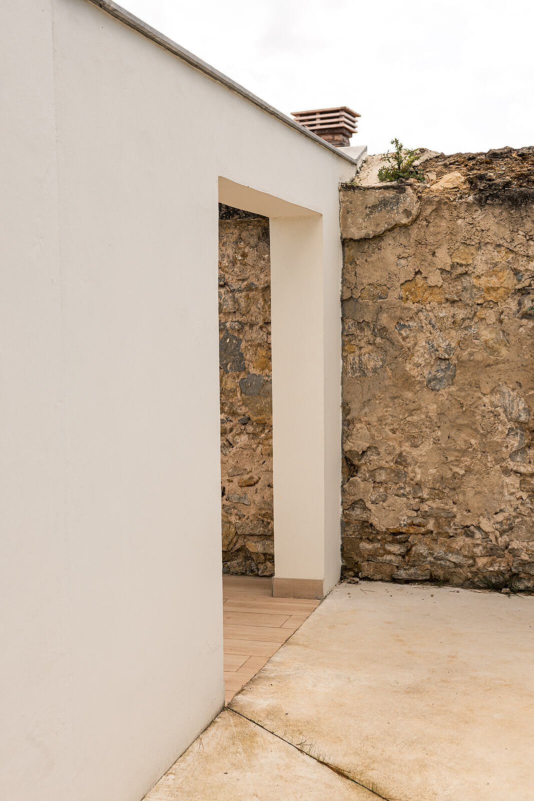 Antiguo taller de escultura de Cristina Carreño rehabilitado y convertido a edificio sociocultural por Dolmen Arquitectos