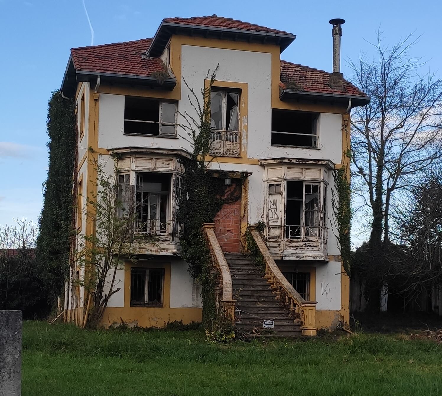 Exterior edificio principal de la familia Carreño, en Villa Delfina, antes de rehabilitación por Dolmen Arqutectos