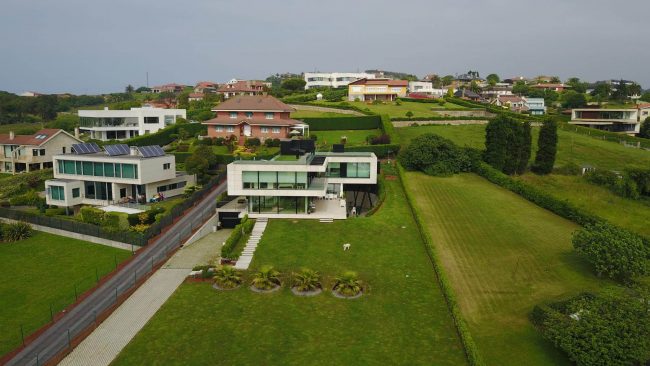 Vivienda de diseño en El Rinconín Gijón obra de Dolmen Arquitectos arquitectura e interiorismo en Asturias fotografía con dron