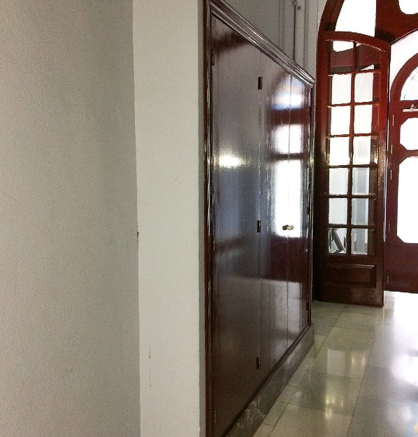 Lateral portal antes de rehabilitación del portal en Calle Corrida de Gijón.
