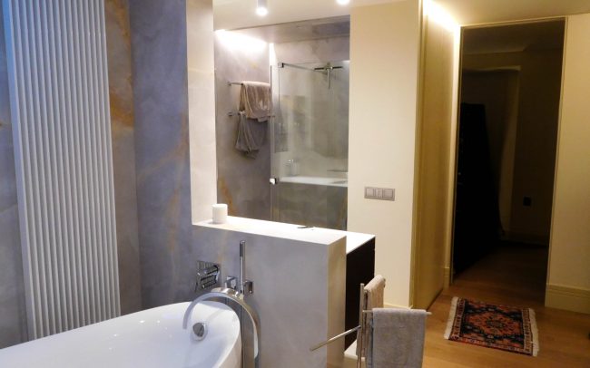 bañera iluminación baño reformado vivienda Oviedo
