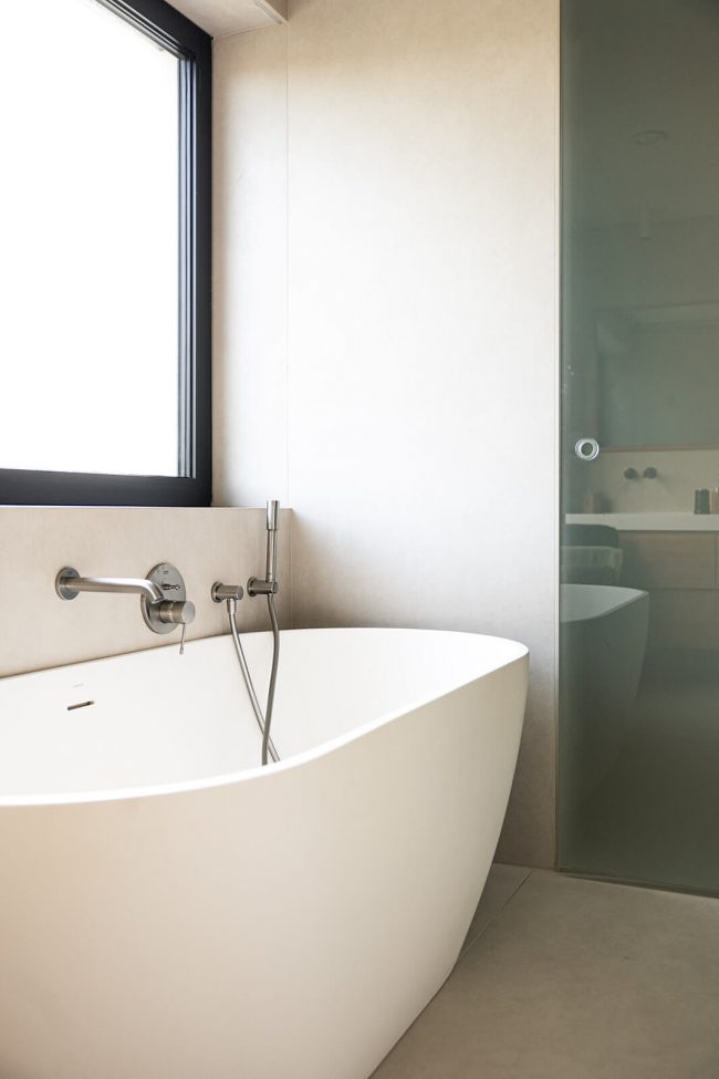 Bañera moderna exenta diseño interiores Dolmen arquitectos