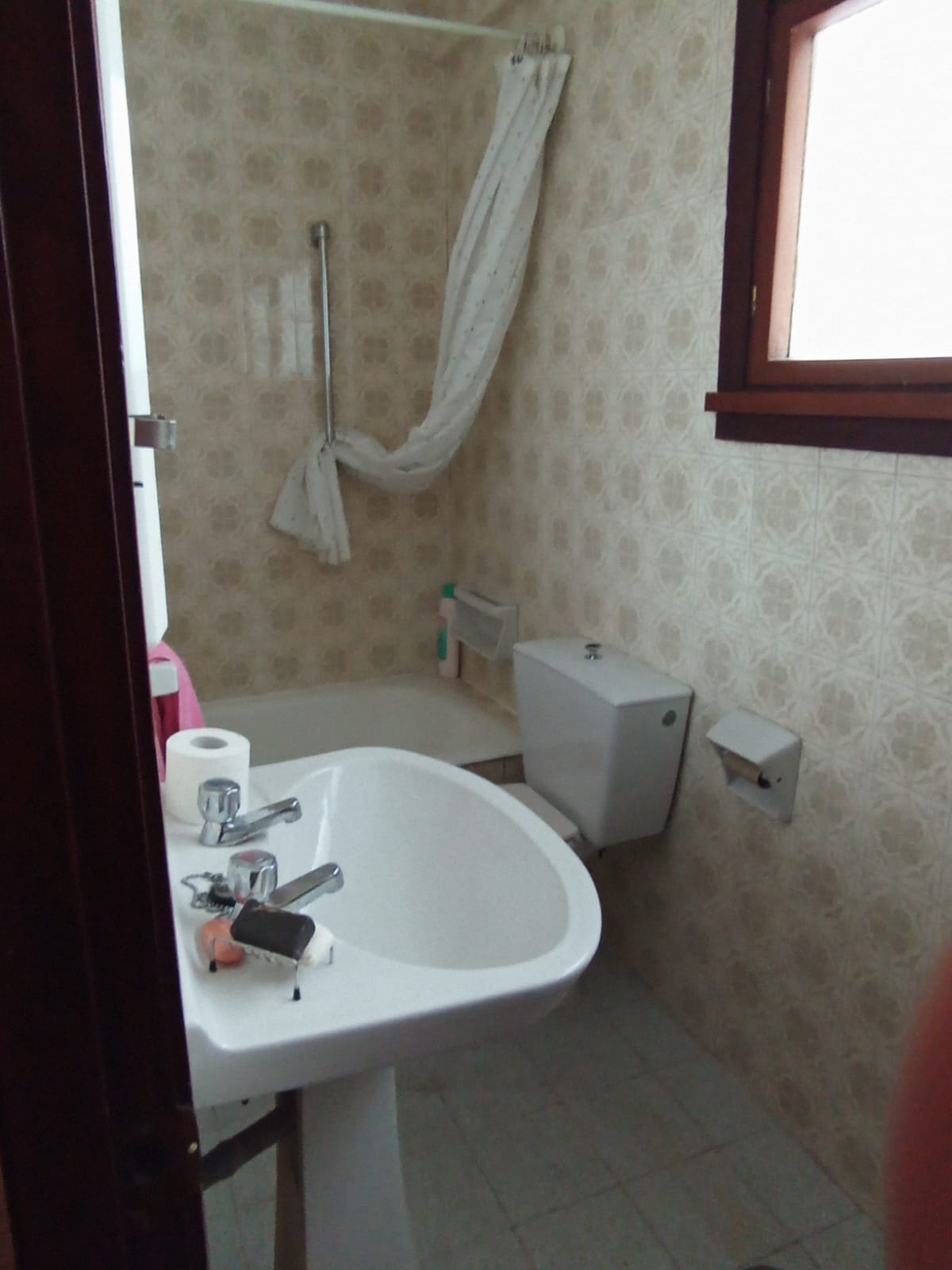 Baño de piso en el centro de Gijón, antes de la reforma proyectada por Dolmen Arquitectos