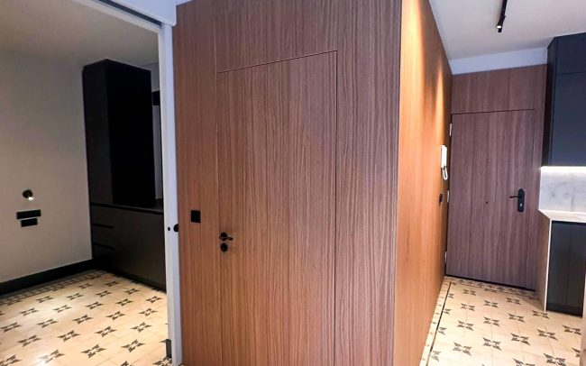 baño camuflado paneles madera piso vintage byDolmen Arquitectos