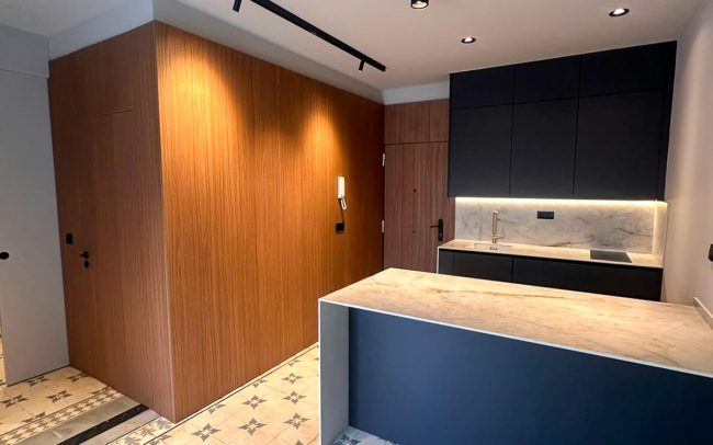 baño camuflado y cocina suelo hidraúlico Dolmen Arquitectos