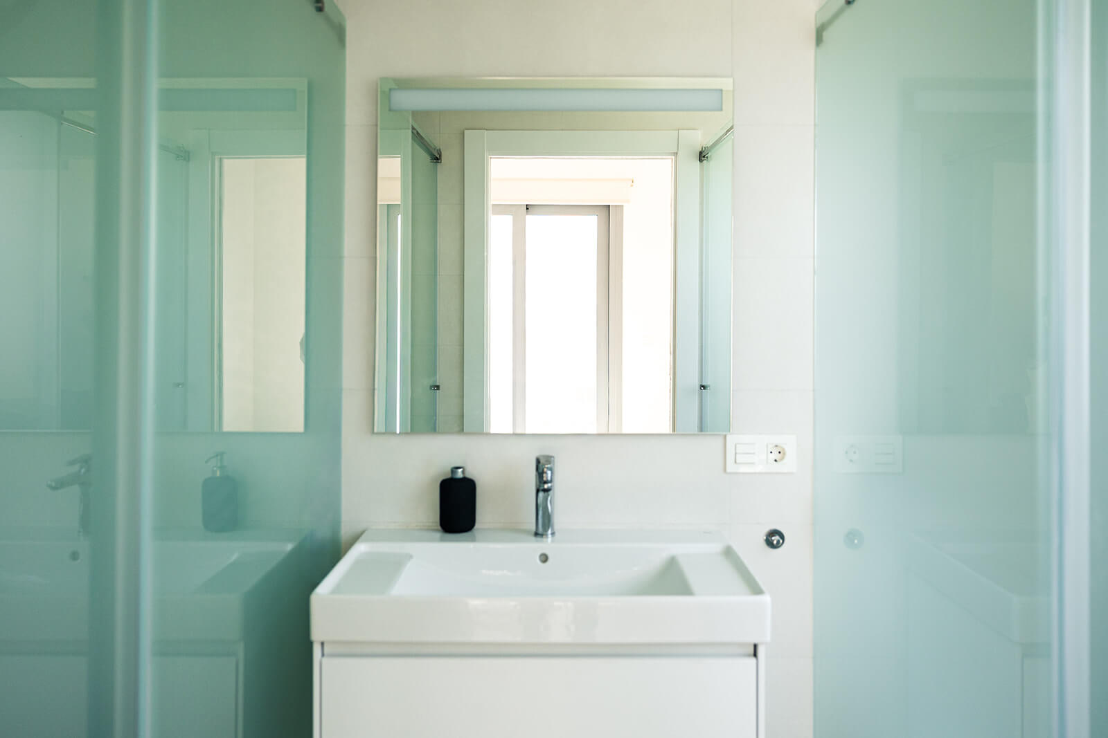 Baño del edificio sociocultural por Dolmen Arquitectos