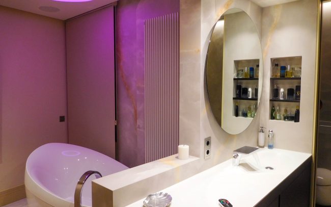baño iluminación bañera piso reformado Oviedo