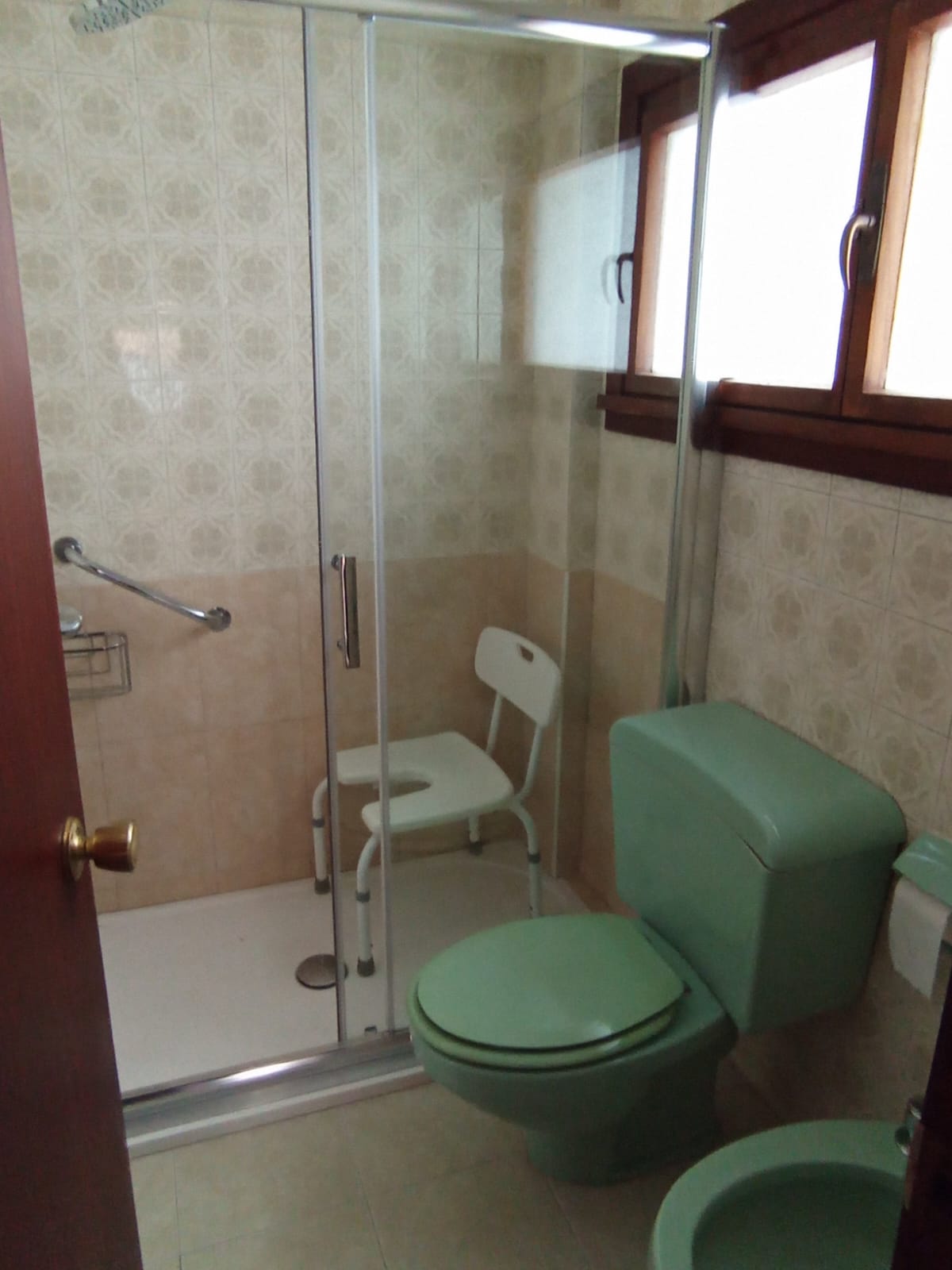Baño de piso en el centro de Gijón, antes de la reforma proyectada por Dolmen Arquitectos